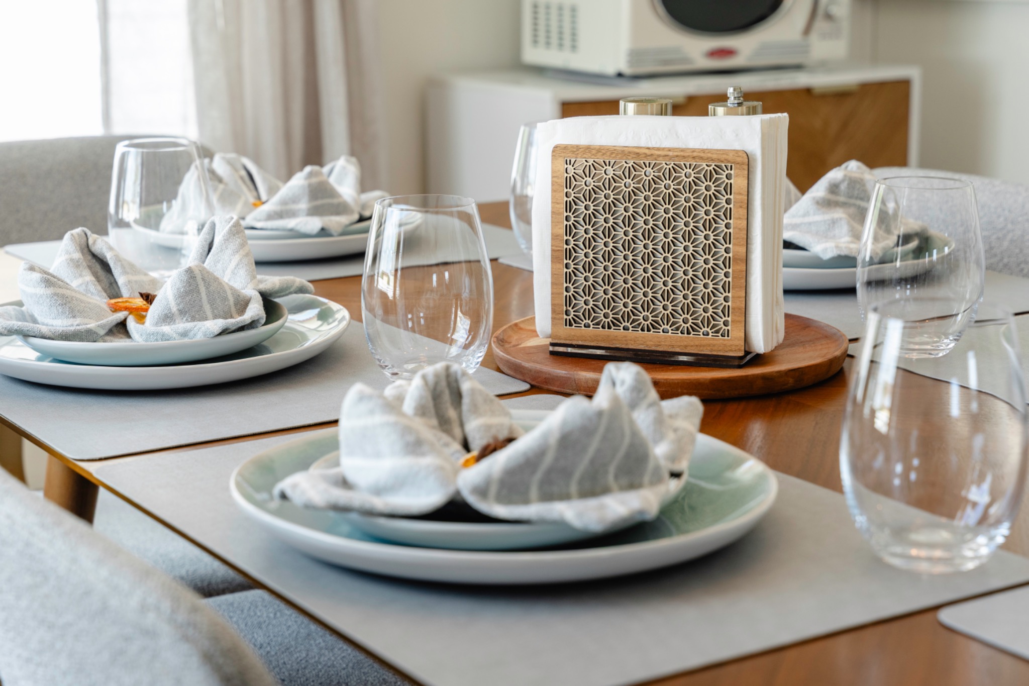 Birdhouse dining table place settings