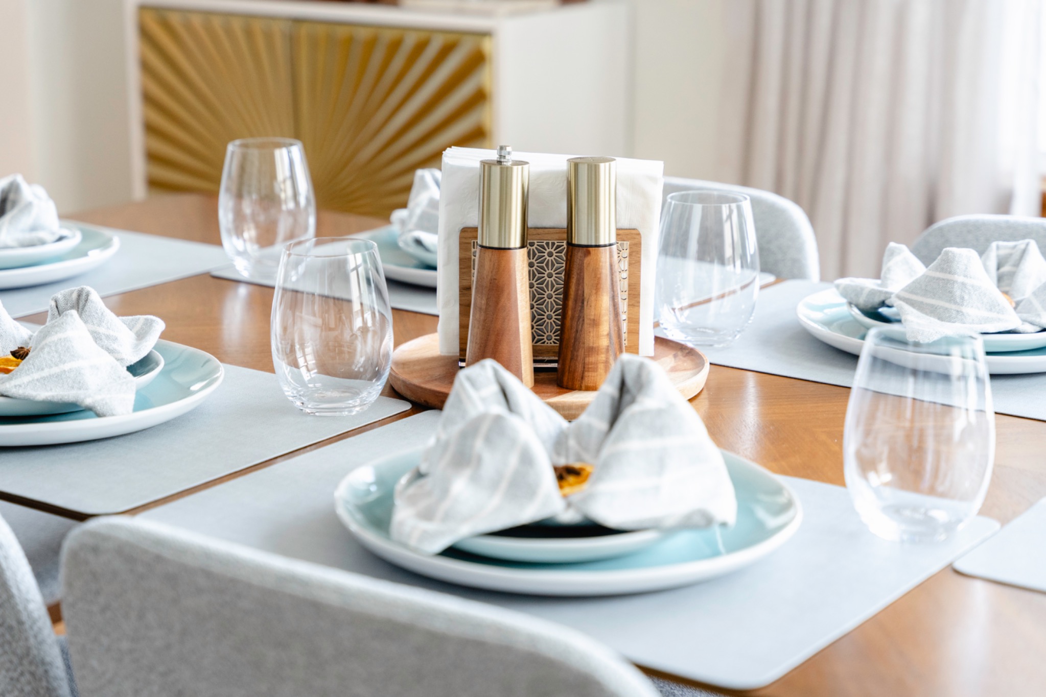 Birdhouse dining table set for guests